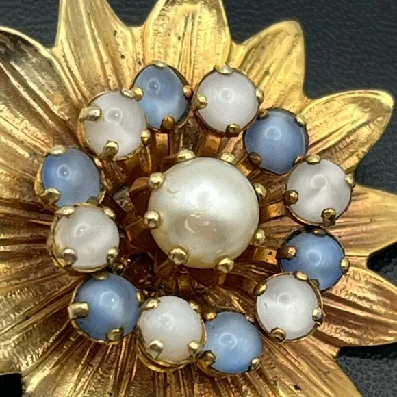 Gold tone blue rhinestone faux pearl flower brooch pin vintage - Picture 9 of 13